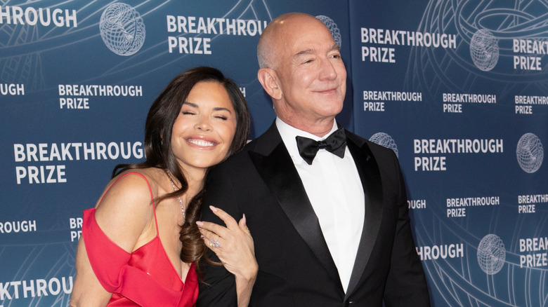 Lauren Sánchez hanging off of Jeff Bezos arm on the red carpet