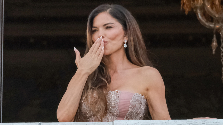 Lauren Sánchez Bezos smiling on a balcony