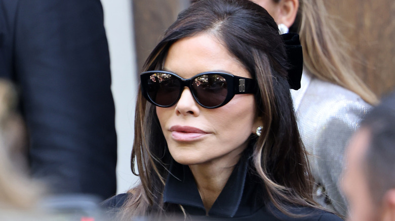 Lauren Sánchez wearing sunglasses and a black bow in her hair