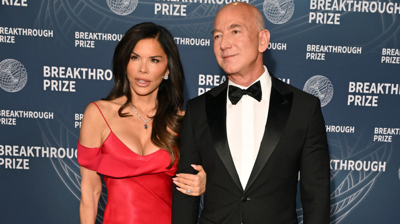 Lauren Sánchez Bezos and Jeff Bezos posing