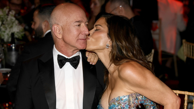 Lauren Sánchez Bezos kissing Jeff Bezos on the cheek