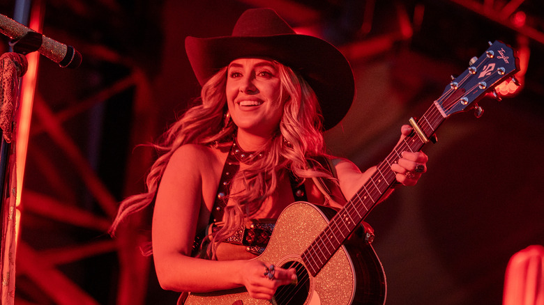 Lainey Wilson playing guitar