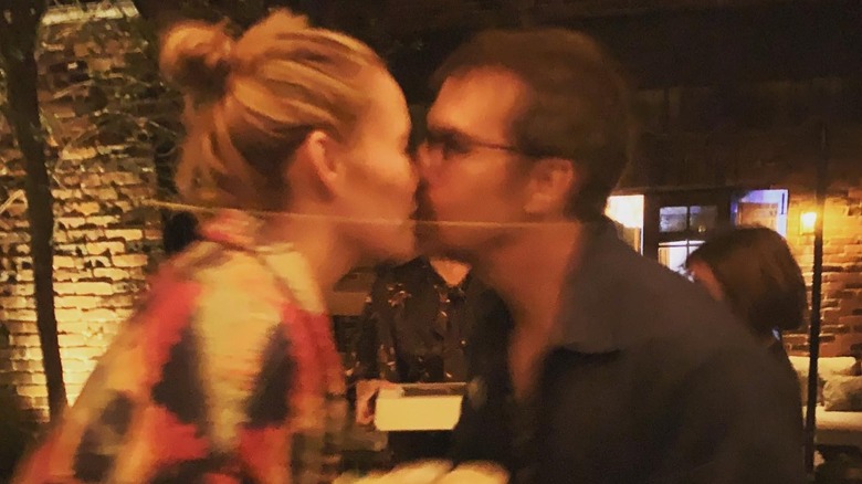 Leslie Bibb and Sam Rockwell kissing
