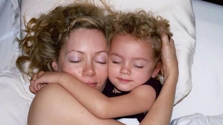 Leslie Mann hugging young Iris Apatow in bed