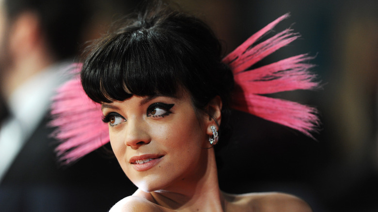 Lily Allen at the 2014 Brit Awards with feathers in her hair