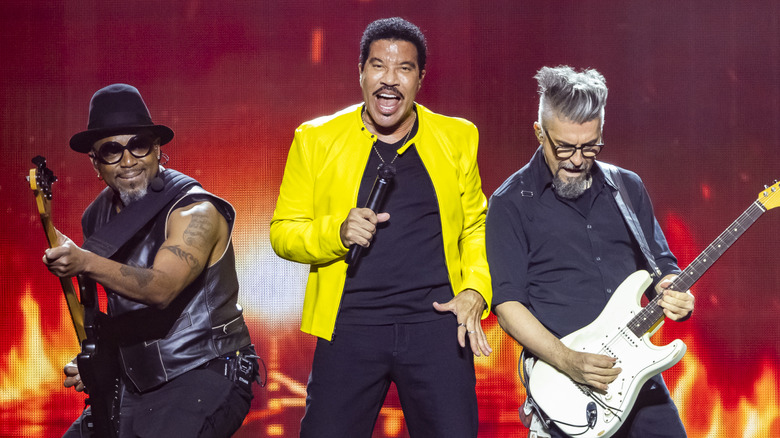 Lionel Richie singing onstage