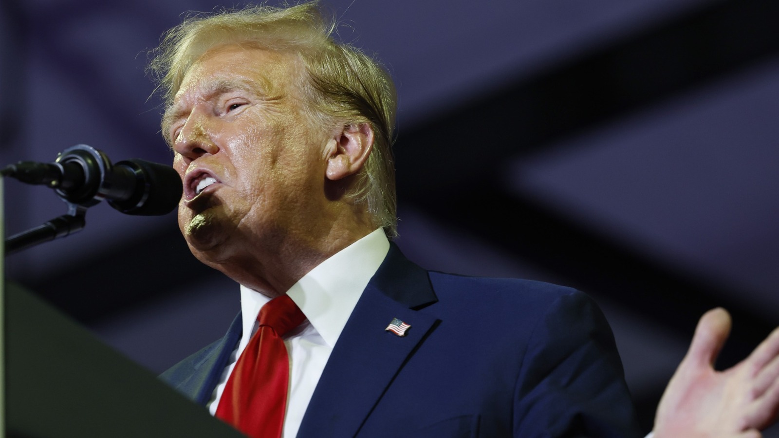 退役軍人とバイデンの争いでトランプが何を呟いたかを唇読みが伝える