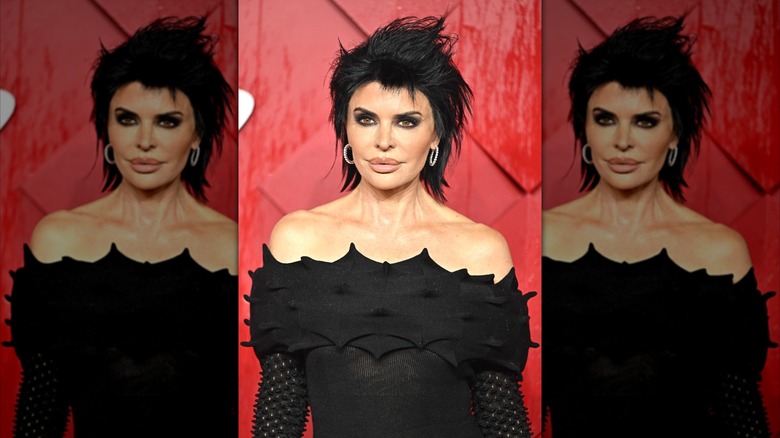 Lisa Rinna short, styled black hair December 2023