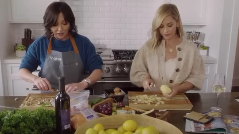 Shannen Doherty cooking with Sarah Michelle Gellar
