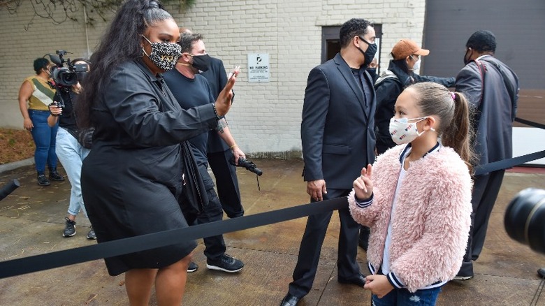 Lizzo waving to young girl