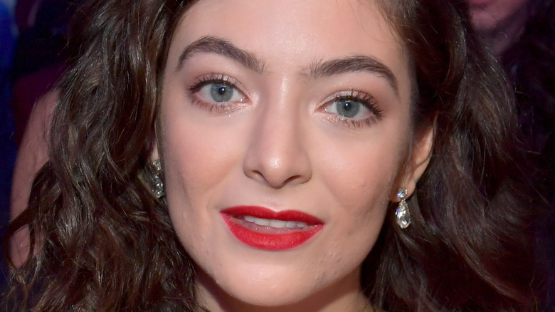 Lorde red lip