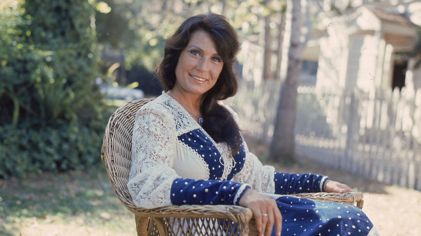 <a href="https://www.thelist.com/2188899/loretta-lynn-stunning-style-moments-70s/" target="_blank">Loretta Lynn’s Most Stunning Style Moments From The ’70s</a>