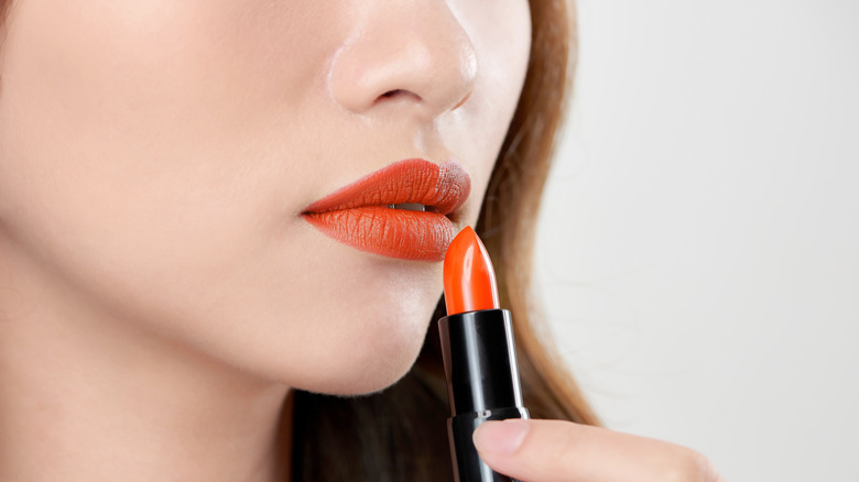 orange lips, a makeup trend this past decade