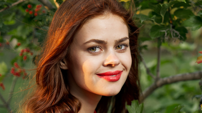 Minimal makeup and bold lips, a makeup trend this past decade