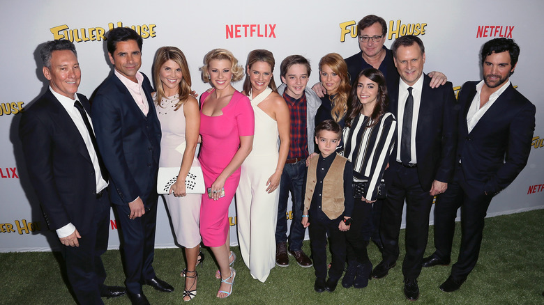 (l-r): "Fuller House" creator Jeff Franklin, John Stamos, Jodie Sweetin, Andrea Barber, Elias Harger, Candace Cameron Bure, Soni Bringas, and Juan Pablo Di Pace, Bob Saget, and Dave Coulier posing together.