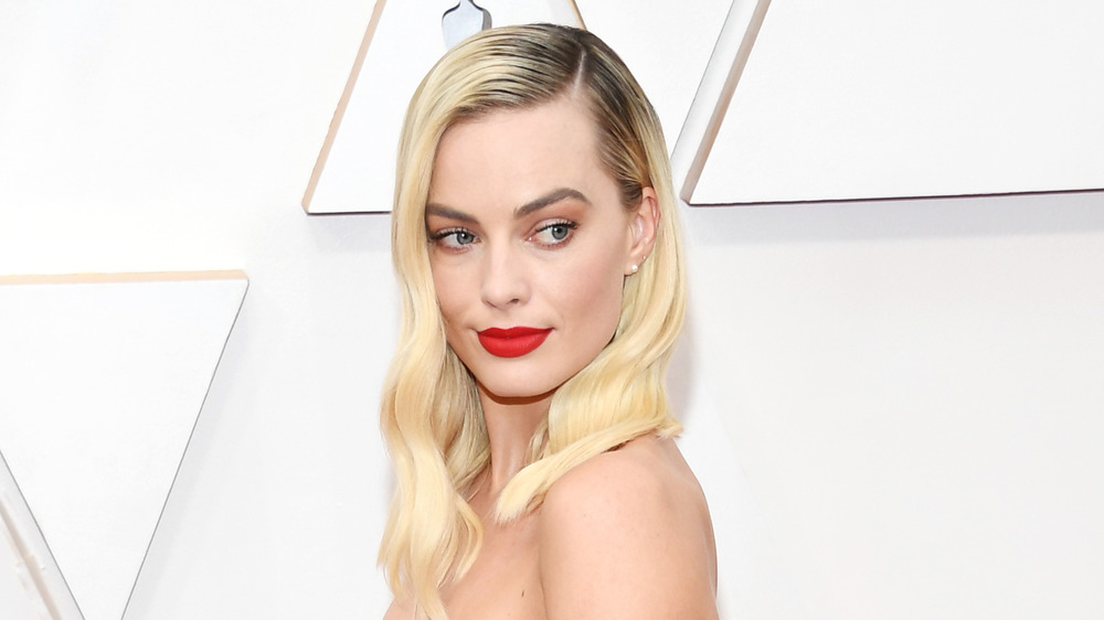 Margot Robbie posing