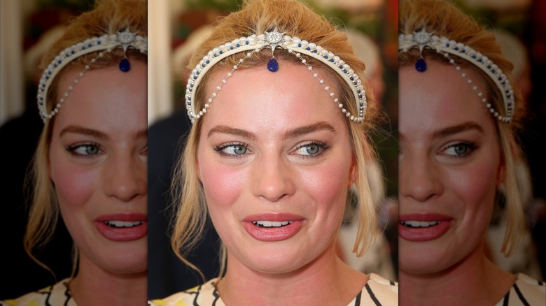 Magot Robbie wearing pink makeup