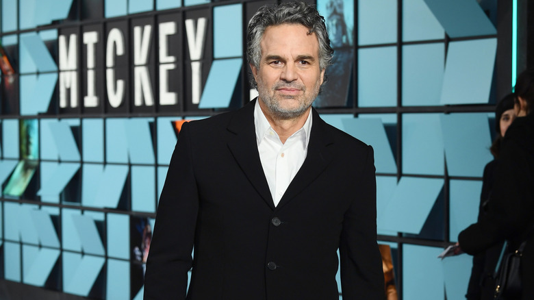 Mark Ruffalo posing on the red carpet at the "Mickey 17" premiere