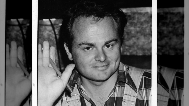 Gary Burghoff holding his hand up