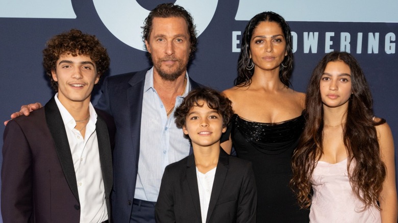 Levi Alves McConaughey, Matthew McConaughey, Livingston Alves McConaughey, Camila Alves McConaughey, Vida Alves McConaughey smiling