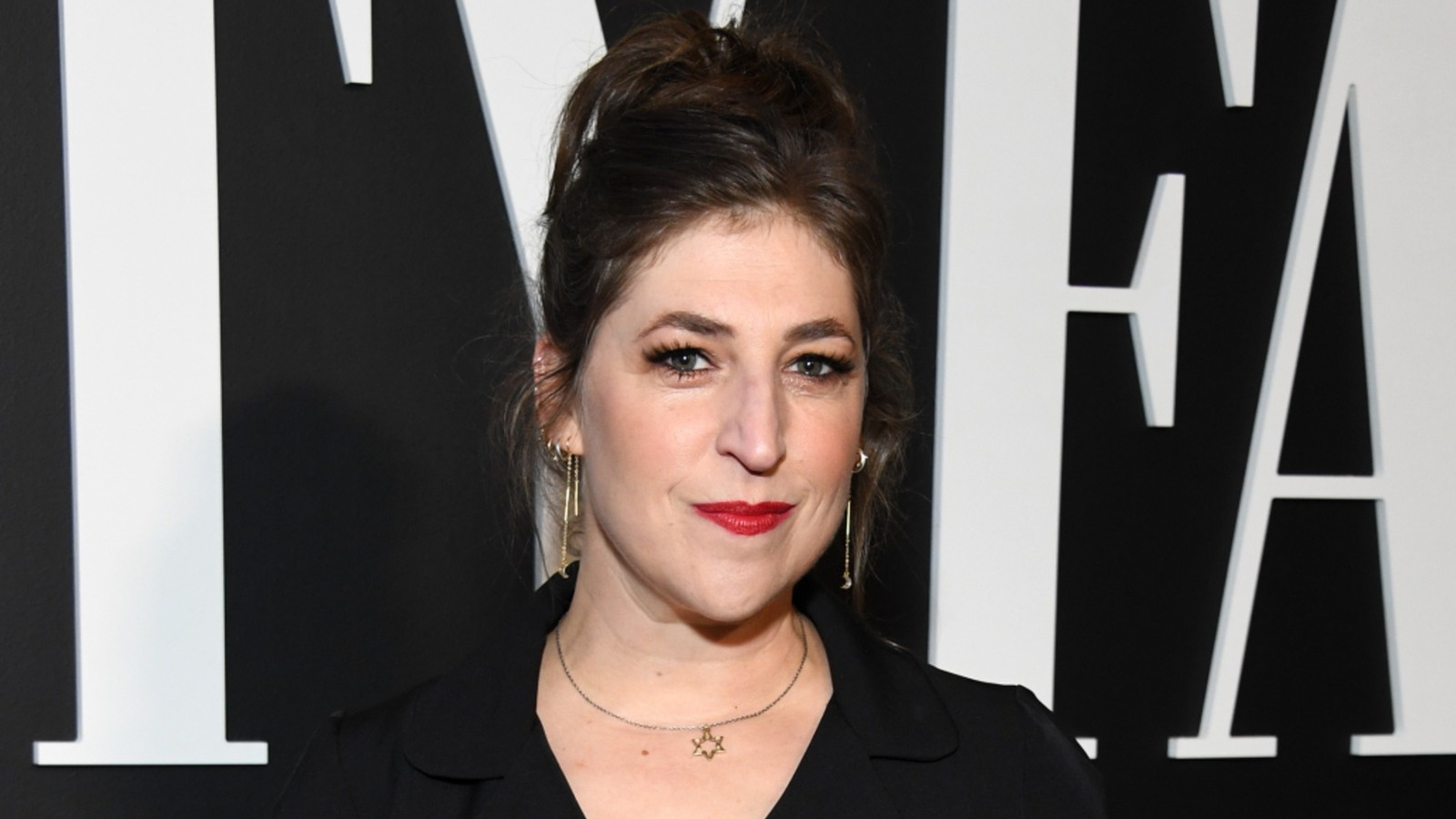 Mayim Bialik's Best Makeup Looks Of All Time