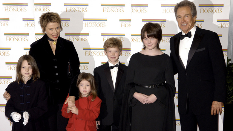 Annette Bening and Warren Beatty posing with their children