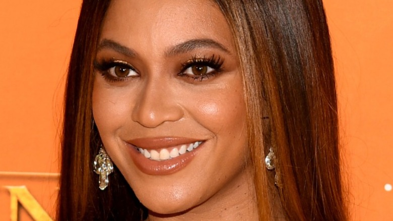 Beyoncé smiling, red carpet