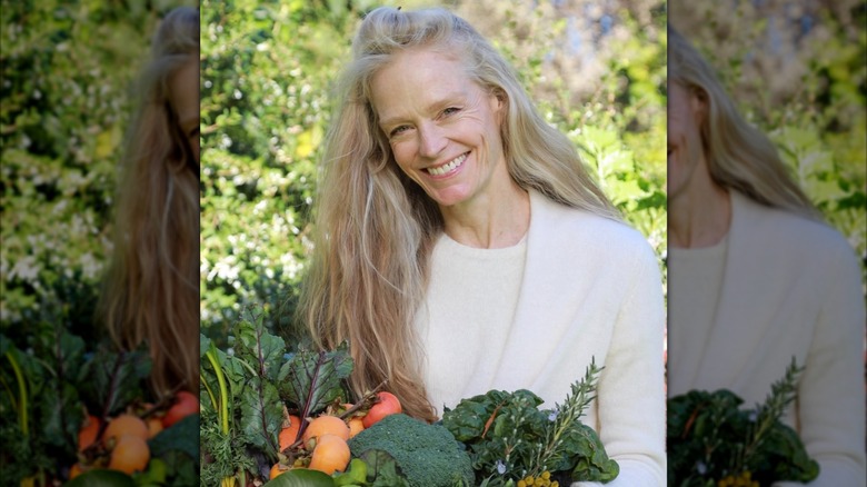 Suzy Amis posing with produce