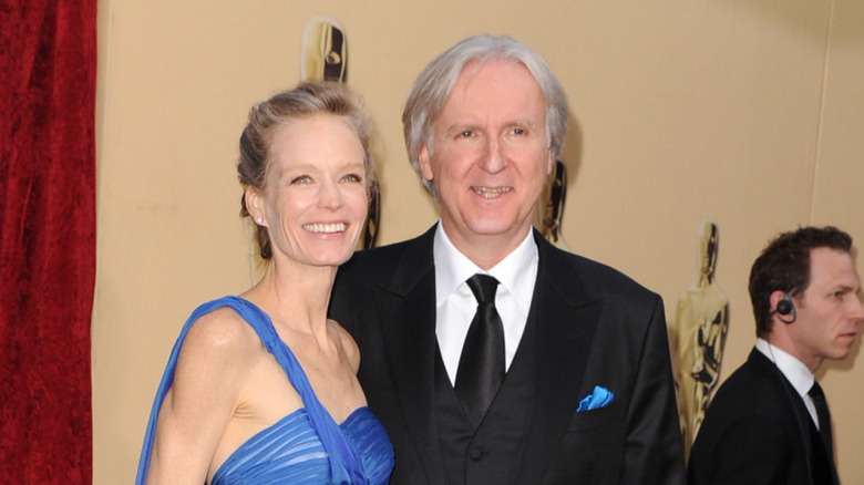 Suzy Amis and James Cameron smiling at the 2010 Oscars