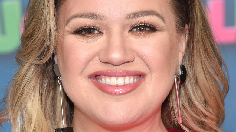 Kelly Clarkson smiling 