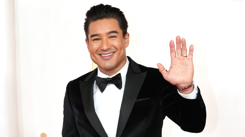 Mario Lopez smimling and waving