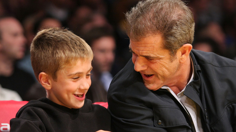 Thomas Gibson and Mel Gibson at a 2007 Chicago Bulls game