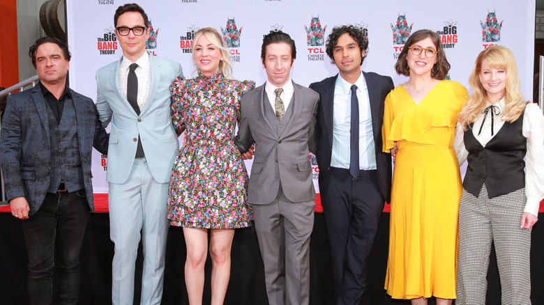 Johnny Galecki, Jim Parsons, Kaley Cuoco, Simon Helberg, Kunal Nayyar, Mayim Bialik and Melissa Rauch smiling together and posing at the TCL Chinese Theatre IMAX in Hollywood, California (2019)