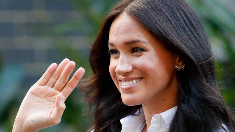 Meghan Markle waving to fans