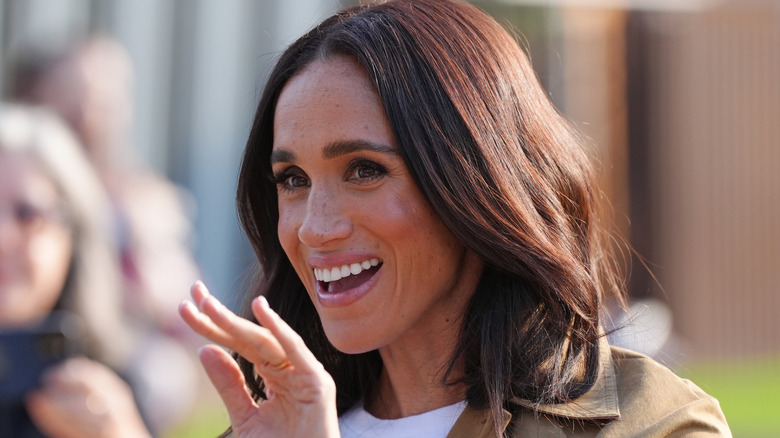 Meghan Markle waving