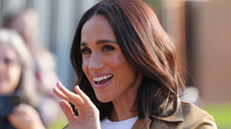 Meghan Markle waving