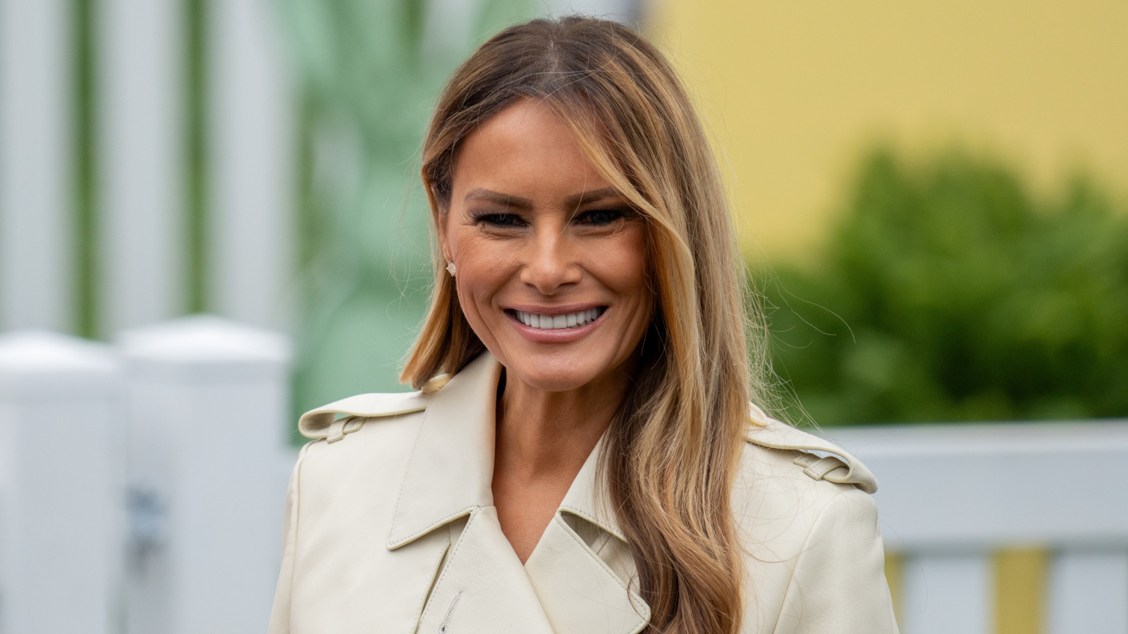 <a href="https://www.thelist.com/2031302/melania-trump-spicy-dress-saudi-arabia-dinner/" target="_blank">Melania Trump Dons Her Spiciest Dress Of Donald’s Second Term For Saudi Arabia Dinner</a>