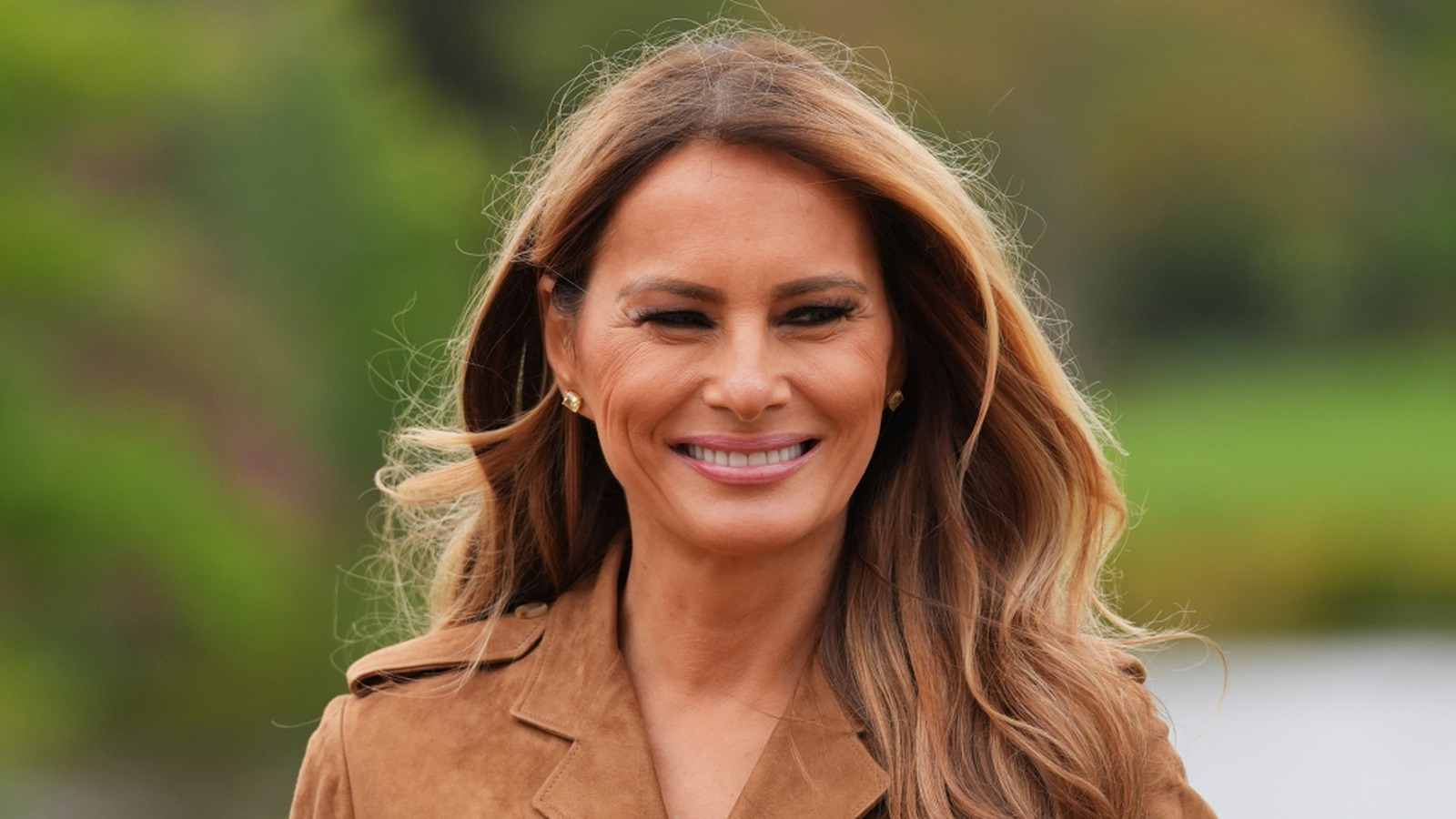 <a href="https://www.thelist.com/2013077/melania-trump-finally-returns-white-house-halloween-party-ugly-coat/" target="_blank">Melania Trump Finally Wanders Back To The White House In One Of Her Ugliest Coats Yet</a>