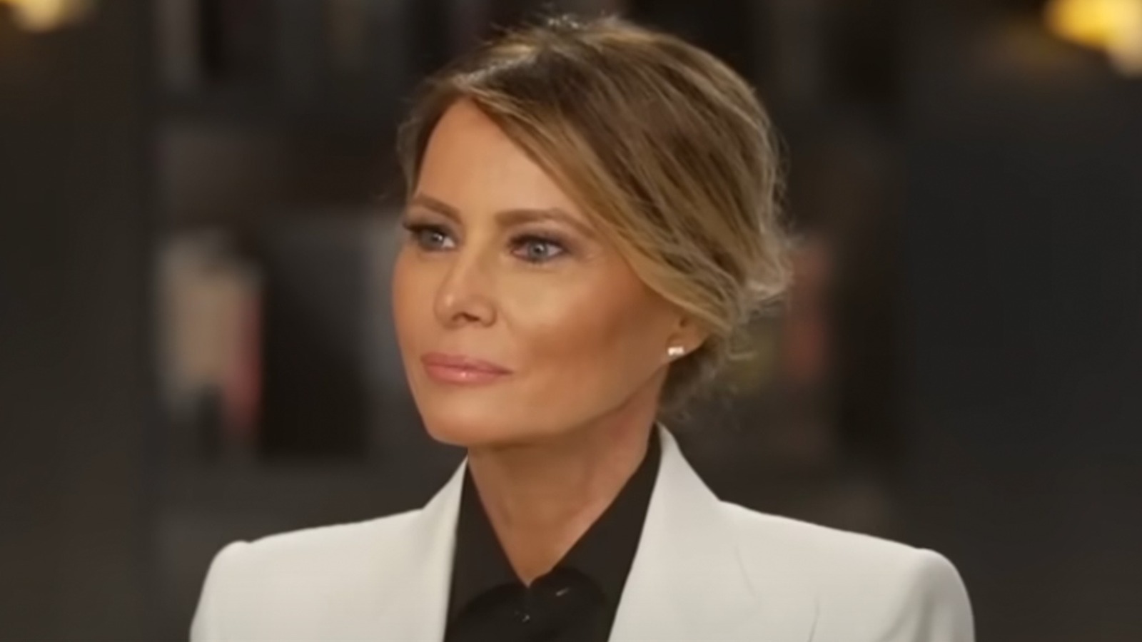 メラニア・トランプ氏、新たなインタビューでオフィスサイレンルックに挑戦しようとして失敗、災害時の髪型で失敗
