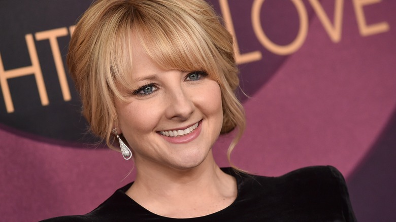 up-close of Melissa Rauch smiling