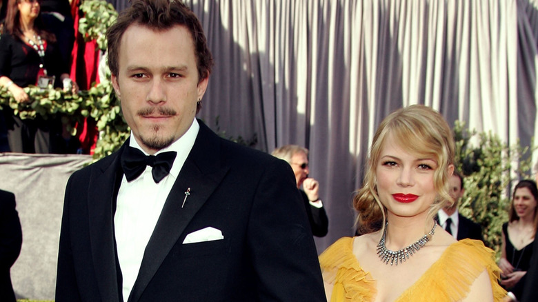 Michelle Williams and Heath Ledger walking an Oscars red carpet