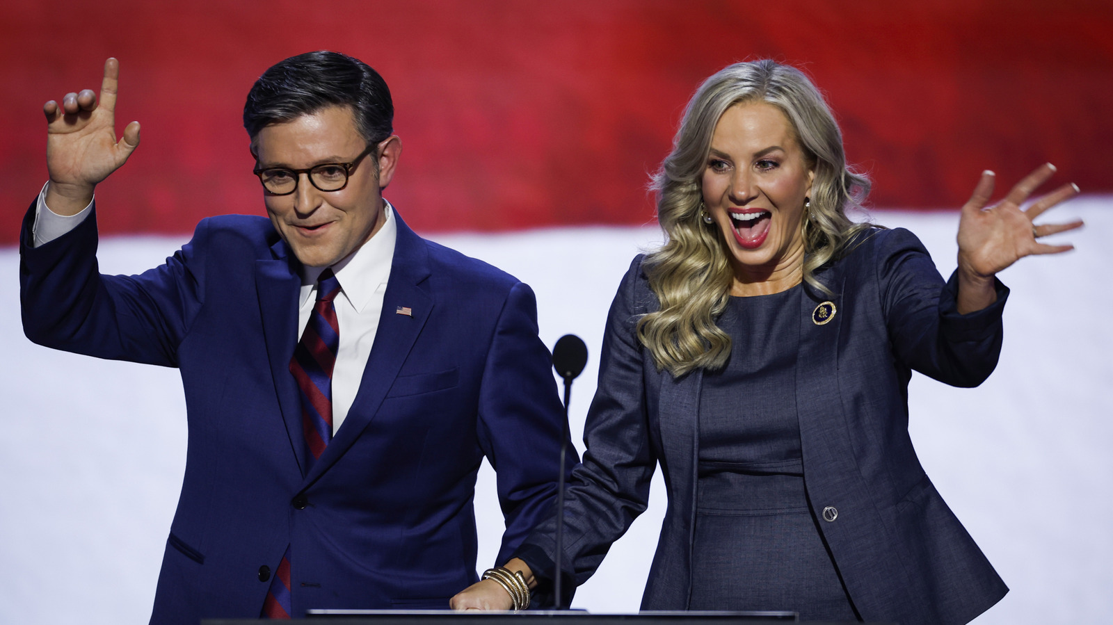 マイク・ジョンソンの妻ケリー、トランプ大統領の雰囲気たっぷりの明るいオレンジ色のパンツスーツを着用