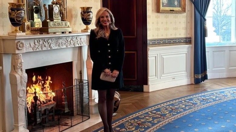 Kelly Johnson poses in the Blue Room of the White House before the inauguration of Donald Trump (2025)