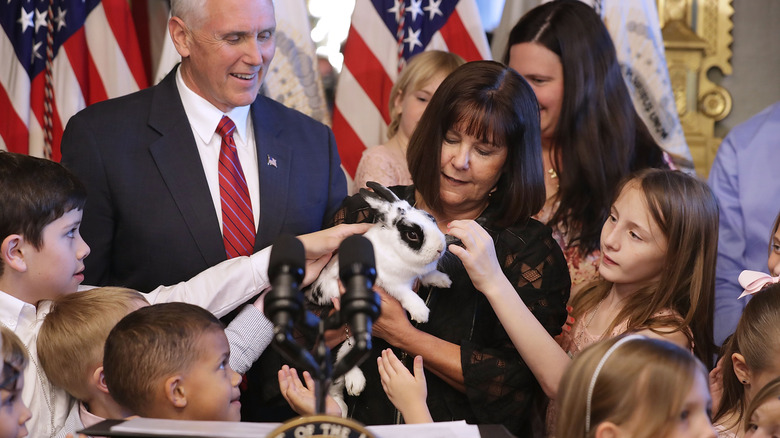 Mike and Karen Pence introduce Marlon Bundo to children 