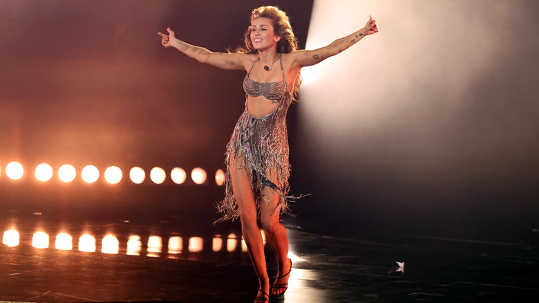 Miley cyrus performing at grammys
