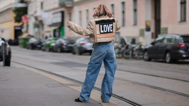 model wearing mom jeans