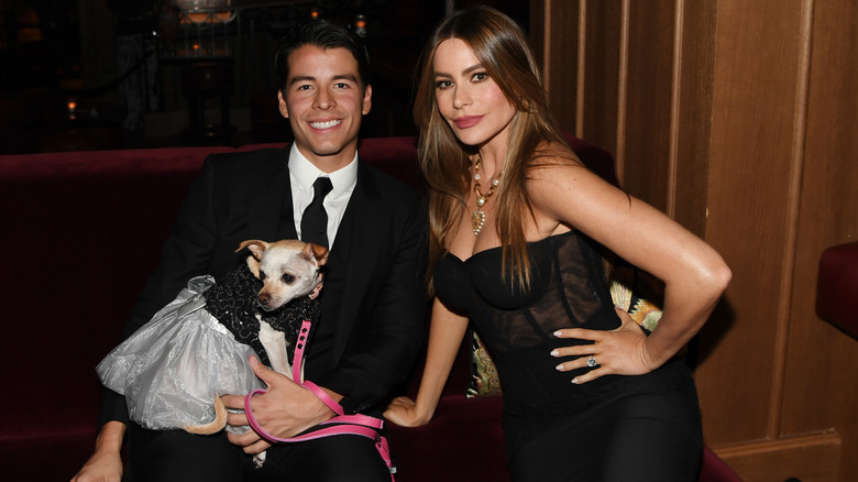 Manolo Gonzalez Vergara and Sofía Vergara wearing formalwear and posing with a small dog