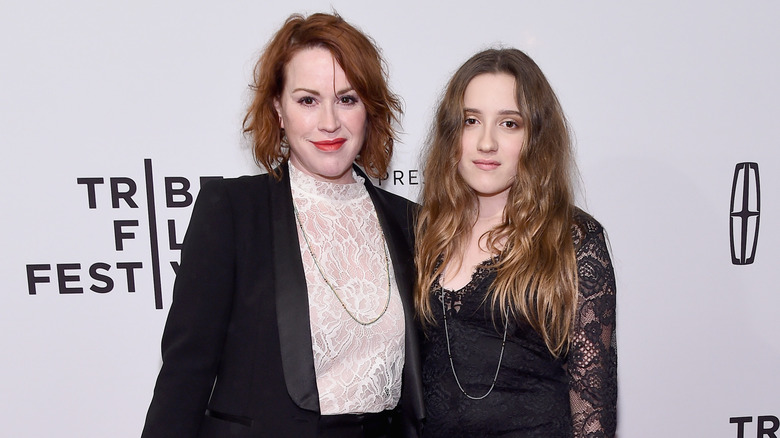 Molly Ringwald and Mathilda Gianopoulos posing at the "Dabka" premiere in 2017