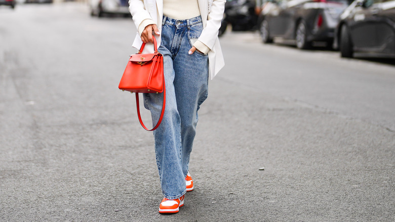 loose-fitting boyfriend jeans