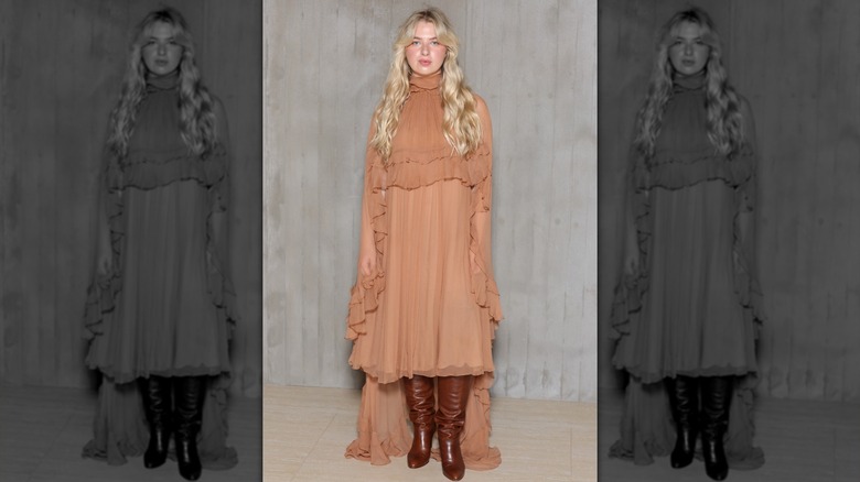 Anais Gallagher attends the Chloé Womenswear Spring-Summer 2025